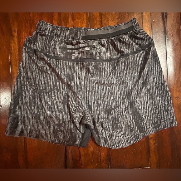 Men’s Medium Lululemon Lightweight Athletic Shorts Black Grey - Picture 2 of 6